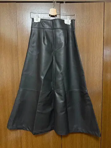 nano universe 인조 가죽 플레어 스커트 블랙