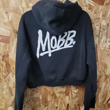 새상품급 MOBB 크롭 후드티 블랙