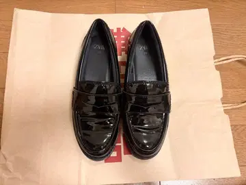 ZARA 블랙 에나멜 로퍼 35