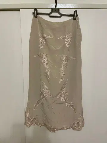 iena 자수 장식 베이지 타이트 스커트