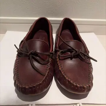 브라운 가죽 모카신