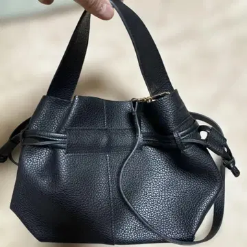 블랙 컬러 가죽 복조리형 숄더백