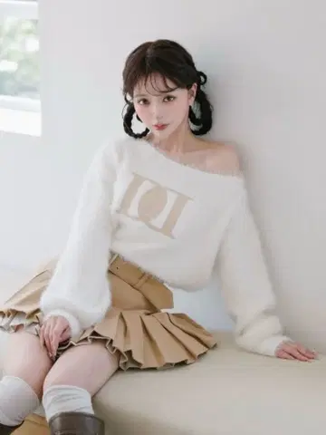 다리치 darich 택 포함 새상품 DD 로고 원숄더 니트탑