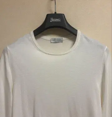 화이트 긴팔 니트 스웨터 크루넥