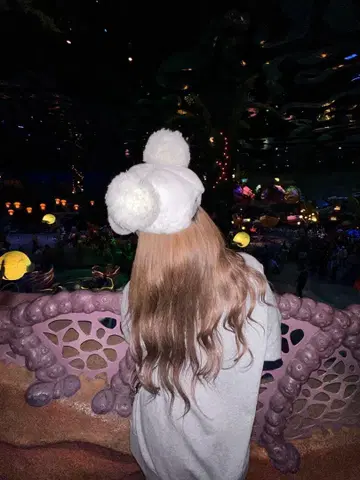 귀 달린 화이트 캡