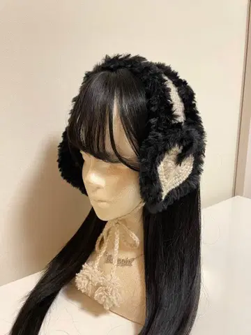 하트 모양 플리스 귀도리 블랙과 크림색 하트 디자인 이어커프