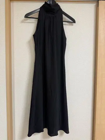 블랙 하이넥 슬리브리스 드레스