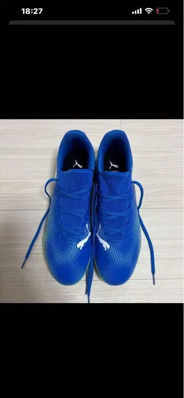 파란색 축구화 스니커즈