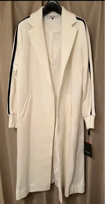 더블 스탠다드 화이트 코트 블랙 라인 자켓