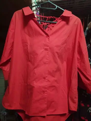 세실 맥비 빨간색 셔츠