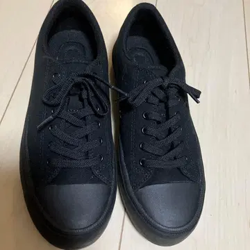 유니클로 블랙 캔버스 스니커즈 여성 25cm