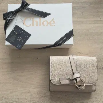 끌로에 베이지 3단 폴더형 지갑 기프트 박스 포함