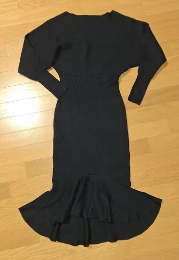 블랙 니트 머메이드 플레어 원피스