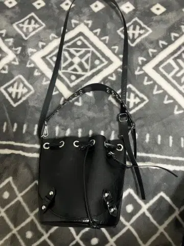 H&M 스터드 장식 블랙 버킷 숄더백