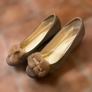 Hills Avenue의 퍼 달린 펌프스