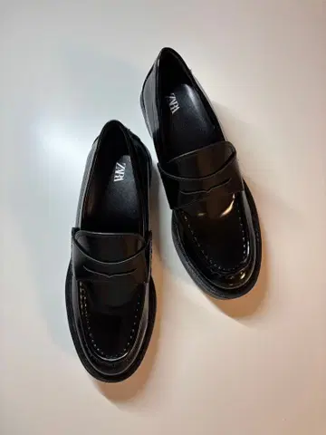 에나멜 가죽풍 페니 스트랩 로퍼