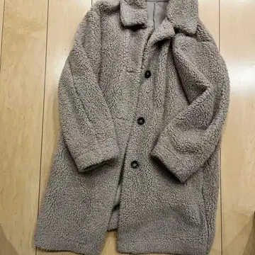 보아 소재 그레이 버튼 달린 롱 코트