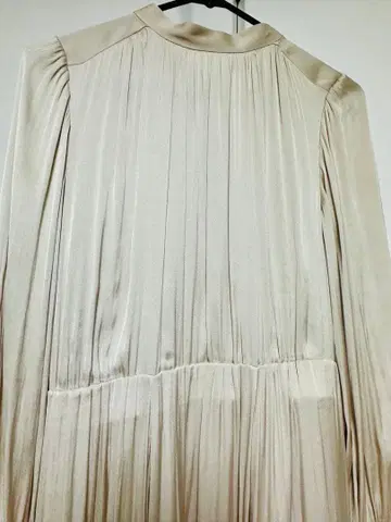 포멀 외 베이지 긴팔 원피스 펄 버튼 프릴 소매