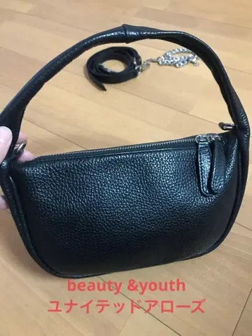 뷰티 앤 유스 가죽 하프문 백 블랙