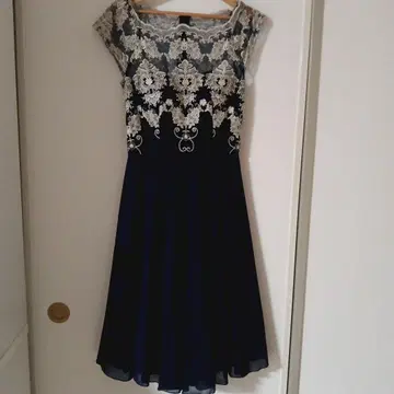 치치 런던 네이비 레이스 드레스