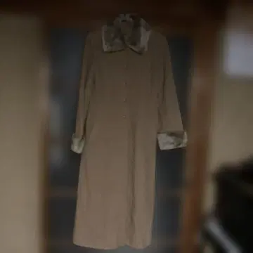 베이지 퍼 옷깃 롱 코트