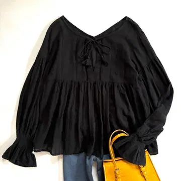 투모로우랜드 fil  코튼 프릴 슬리브 블라우스 블랙