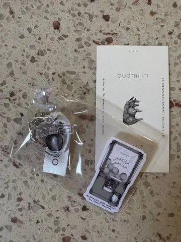 oudmijin 올드미진 아크릴 키링 흑백 사과