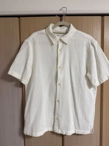 아이보리 반팔 셔츠 프론트 버튼 포함