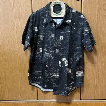 BY GLADHAND 블랙 반팔 셔츠