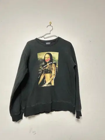 그래픽 프린트 블랙 맨투맨