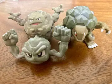 포켓몬 몬코레 초기 이시츠부테, 고로, 고로냐