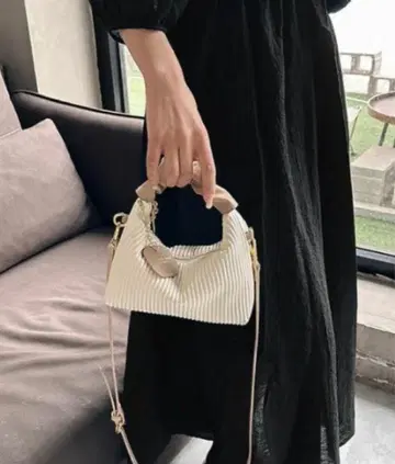 트렌드 리브 화이트 숄더백