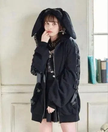 LIZLISA 토끼 귀 레이스업 슬리브 후드티 블랙