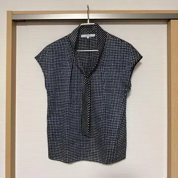 UNTITLED 네이비 화이트 도트 블라우스