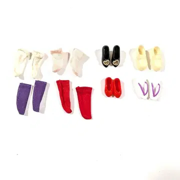 인형용 신발 4켤레와 양말 4세트