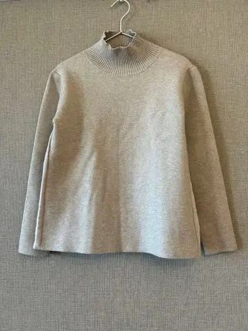 그레이 하이넥 니트 스웨터 플레어 백