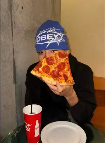 OBEY 파랑 비니 아란 군 착용