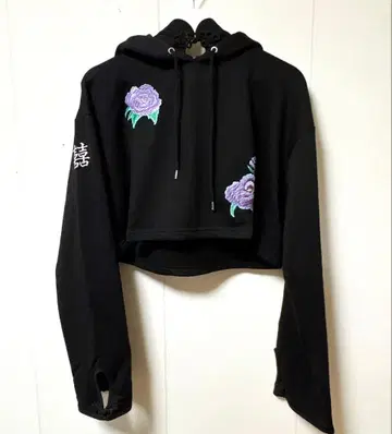 LISTEN FLAVOR 장미 자수 크롭 후드티