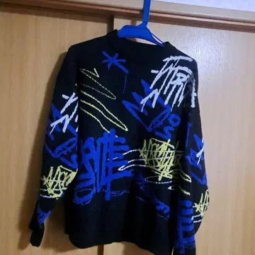 ZARA 그래피티 디자인 니트 스웨터