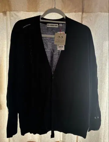 택 포함 미사용 새상품 UNIQLO 안야 힌드마치 메리노 V넥 가디건