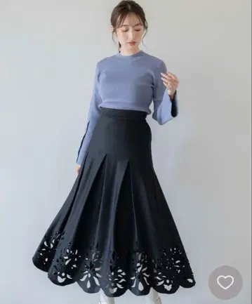 [새상품급] Noela*펀칭 플레어 절개 턱 스커트