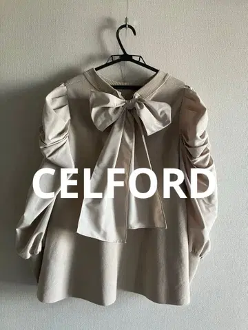CELFORD 리본 포함 베이지 상의