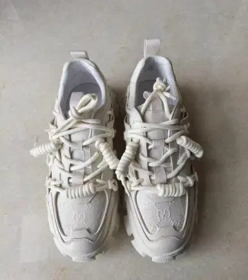 화이트 스트릿 스타일 스니커즈 새상품급