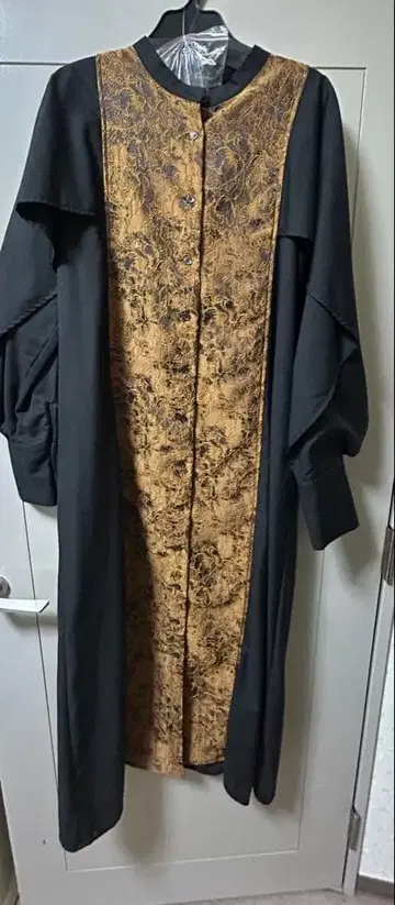 블랙과 금색 자수 장식 롱 포멀 원피스