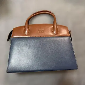 네이비와 브라운의 토트백