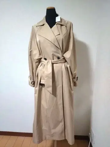베이지 트렌치코트 플리츠