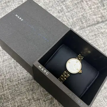 MARC JACOBS 골드 손목시계 박스 포함