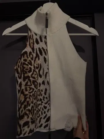 화이트 레오파드 무늬 슬리브리스 상의