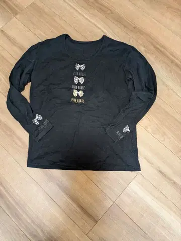 리본 프린트 긴팔 T셔츠 블랙