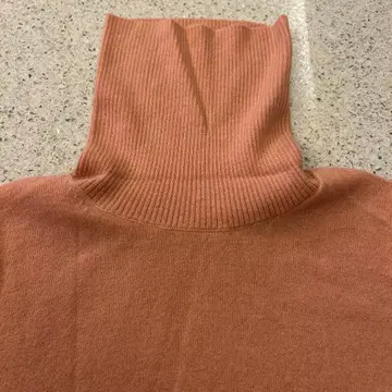 띠어리 럭스 살몬 핑크 캐시미어 터틀넥